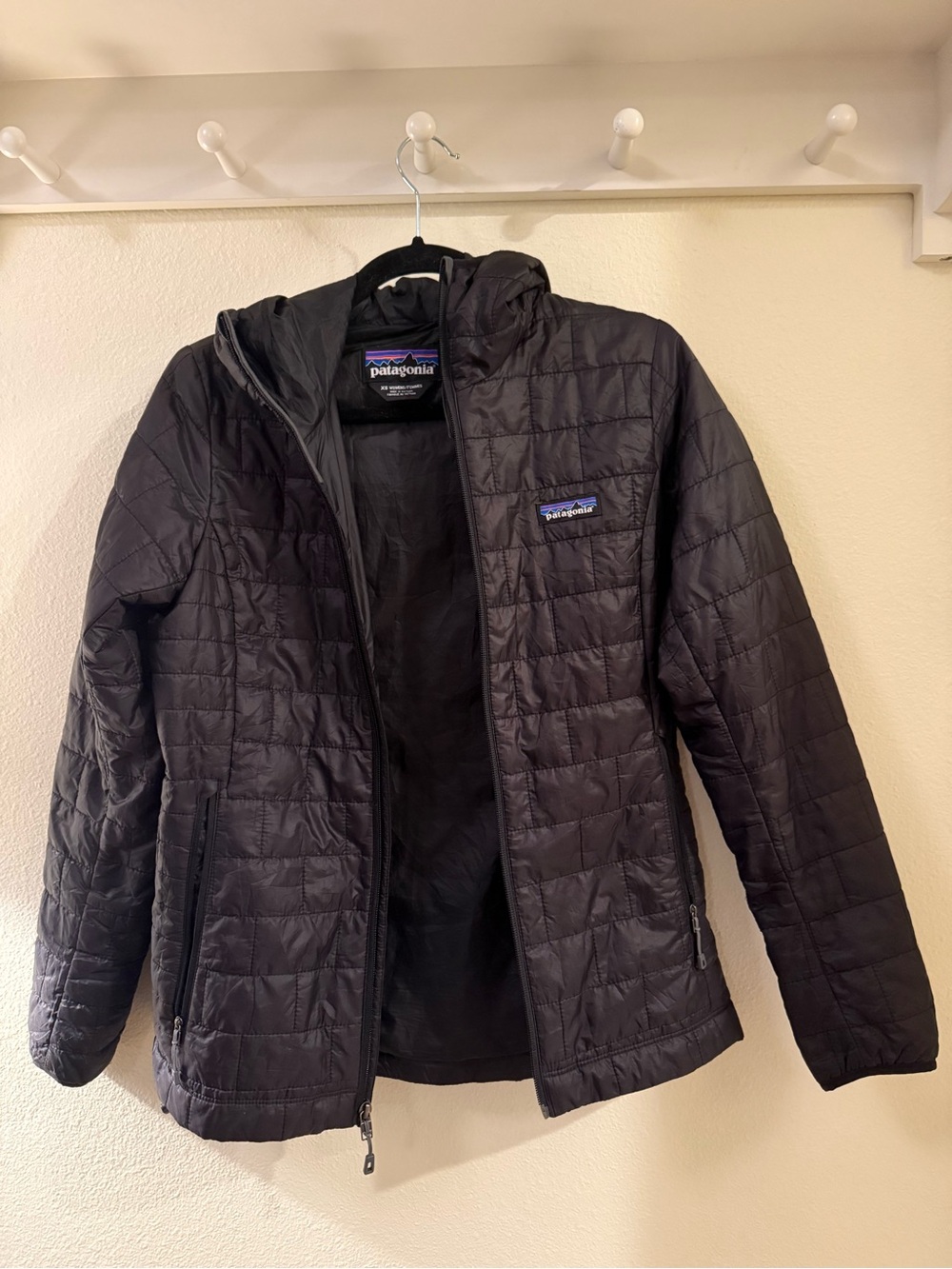 Patagonia Women’s Black Quilted Hooded Down Jacket SZ S - Picture 3 of 4